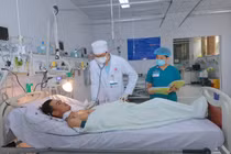 Tay áo vướng vào ròng rọc, thanh niên 36 tuổi bị đứt lìa cánh tay