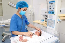 Hồi sinh sự sống cho trẻ bị bỏ rơi nguy kịch, giòi bò khắp cơ thể