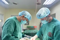 Người đàn ông bị hoại tử mạc nối do thoát vị bẹn nghẹt