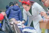 Thăm khám cho trẻ bị dị tật khe hở môi, vòm miệng