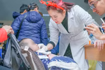 Thăm khám cho trẻ bị dị tật khe hở môi, vòm miệng