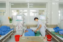 Người trẻ cẩn thận suy thận mạn phải chạy thận nhân tạo