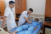 Tháo xoắn tinh hoàn kịp thời cho thiếu niên 14 tuổi