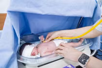 9h sau sinh trẻ đã phải điều trị tích cực vì vàng da do huyết tán