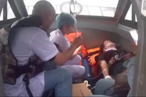 Xuyên đêm đưa bệnh nhân từ đảo Quan Lạn về đất liền cấp cứu