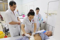 Đau bụng cả tháng khám nhiều nơi không ngờ phát hiện xương xuyên thủng ruột