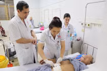 Đau bụng cả tháng khám nhiều nơi không ngờ phát hiện xương xuyên thủng ruột