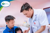 Bé 2,5 tuổi đứt rời 2 ngón tay vì kẹt vào máy lọc nước