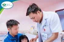 Bé 2,5 tuổi đứt rời 2 ngón tay vì kẹt vào máy lọc nước