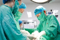 Đặt máy tạo nhịp tại phòng sinh cứu trẻ sơ sinh bị tim bẩm sinh nặng