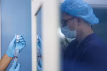 Vắc xin mRNA điều trị ung thư của Nga:Có thực sự cứu sống bệnh nhân K?