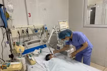 Hỗ trợ cứu bệnh nhi người Lào nhiễm trùng huyết hôn mê