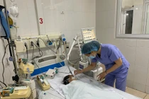 Hỗ trợ cứu bệnh nhi người Lào nhiễm trùng huyết hôn mê