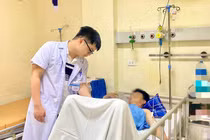 Máy cưa nhôm văng vào vùng kín, quý ông đứt rời "của quý"