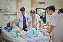 Lóc toàn bộ da bìu, vùi 2 tinh hoàn do máy cuốn