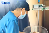  Mổ khẩn cứu bé gái sinh non ngừng thở bị teo ruột từ trong bụng mẹ