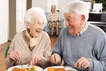 Người già nên ăn nhiều rau quả, tránh các món nướng...