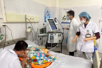 Bé 2 tháng tuổi phải thở máy do nhiễm virus RSV