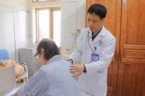 Kỹ thuật nội soi 1 đường rạch cắt ung thư phổi nhẹ nhàng