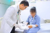 Với tay lấy đồ, người phụ nữ bị kéo rơi làm đứt động mạch quay