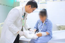 Với tay lấy đồ, người phụ nữ bị kéo rơi làm đứt động mạch quay