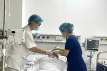 Cách chăm sóc người bệnh sau mổ ung thư khoang miệng bằng vi phẫu