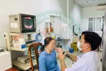 Bắt vắt dài 7cm trong xoang mũi gây chảy máu kéo dài 