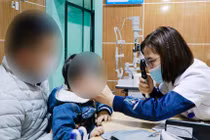 Đau đầu, mờ mắt tưởng cận thị, không ngờ trẻ mắc u não nguy hiểm