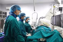 Bà lão 86 tuổi đi chơi bị sốc tim do nhồi máu cơ tim cấp