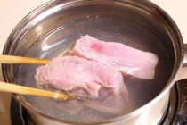 Rửa thịt bằng nước sôi, tưởng sạch mà ngấm bẩn: cách làm sạch an toàn