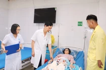 Sản phụ mang thai cùng lúc 1 bé trong tử cung, 1 bé ngoài tử cung