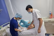 Hy hữu: Kẹt tay vào máy cuốn, lóc toàn bộ da bàn tay kiểu lột găng