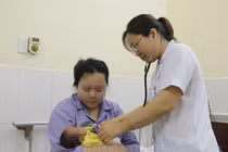 Cứu bé sinh non ngôi ngang sa tay không có nhịp thở