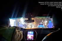 Hà Nội: CSGT dùng xe đặc chủng cứu bé 3 tuổi ngất trên xe khách