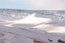 Kinh ngạc sa mạc Sahara chìm dưới lớp tuyết dày 1m 