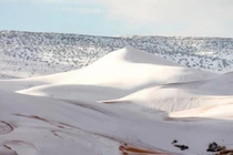 Kinh ngạc sa mạc Sahara chìm dưới lớp tuyết dày 1m 