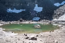 Bí ẩn hồ trên núi nước chứa hơn 500 bộ xương người