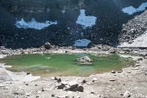 Bí ẩn hồ trên núi nước chứa hơn 500 bộ xương người