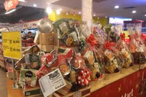 Sôi động thị trường bánh kẹo, hoa quả Tết