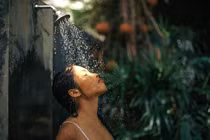 6 lợi ích sức khỏe khi tắm vào buổi sáng bạn cần biết