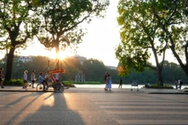 Hà Nội vào thu, xe hoa nhuộm phố phường