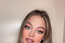 Tips trang điểm nhẹ nhàng bắt kịp trend tông màu Peach Fuzz của năm 2024