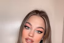 Tips trang điểm nhẹ nhàng bắt kịp trend tông màu Peach Fuzz của năm 2024