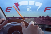 Nguyên nhân khiến xe ô tô cũ 'uống xăng như nước' 