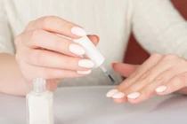 Mẹo tự sơn móng tay tại nhà đẹp "không tì vết"