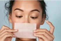 Sai lầm khi dùng giấy thấm dầu khiến da nổi mụn, đổ dầu nhiều hơn