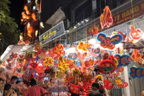 Phố Hàng Mã 'nhuộm' sắc rực rỡ trước dịp Tết Trung thu