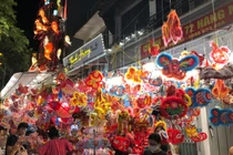 Phố Hàng Mã 'nhuộm' sắc rực rỡ trước dịp Tết Trung thu