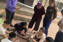 Dỡ nhà, phát hiện nhiều bọc tiền cụ bà 90 tuổi bỏ quên trong bao tải