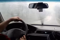 Mẹo xử lý kính ô tô bị mờ khi trời mưa ẩm, sương mù